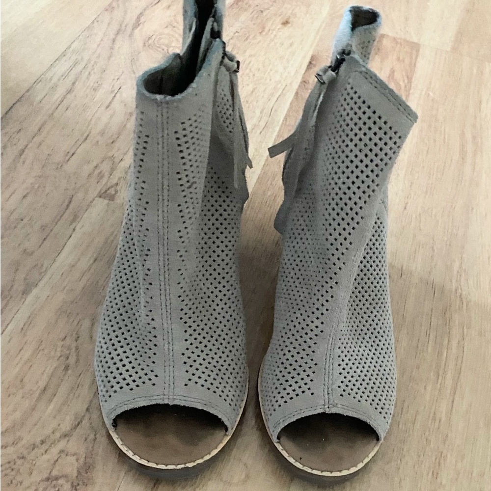 TOMs Majorca Peep Toe Tan Perforated Suede Bootie~Size 6